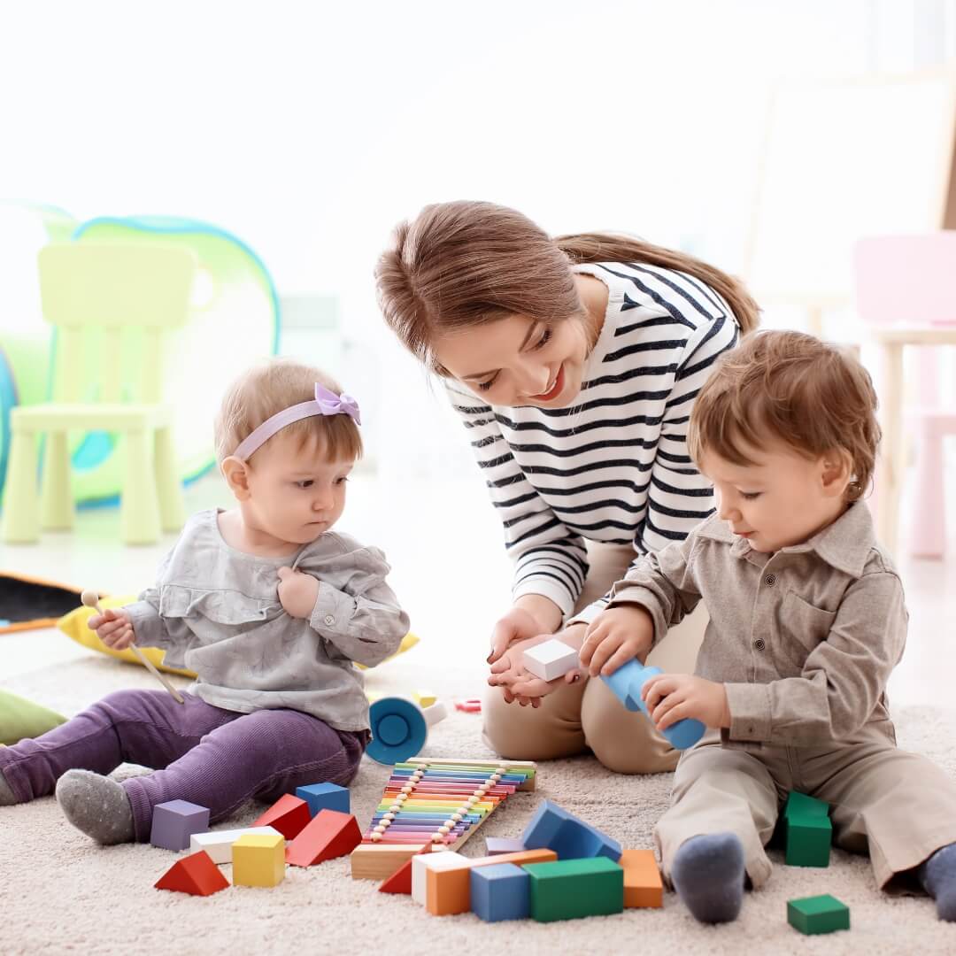 Mam Igraet Malishi Bcstore Мама играет с малышами bcstore